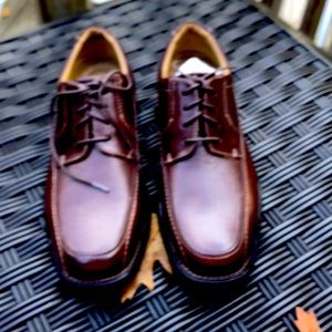 Men’s 7.5 M brown dress shoe.